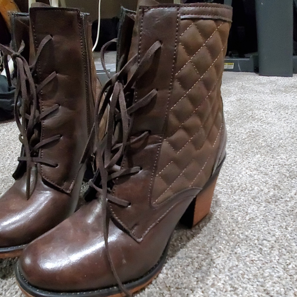 Women Boots - Picture 2 of 4